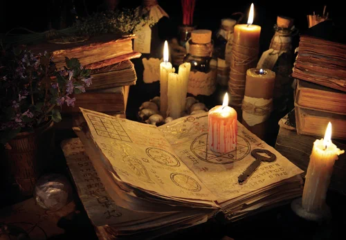Старинная книга обрядов, свечи и ключ